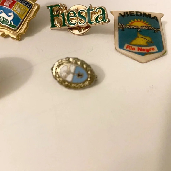 Vintage Lot of 6 Assorted Pins Venezuela Rio Negro Sevilla Ville de Baie Comeau - Picture 8 of 16